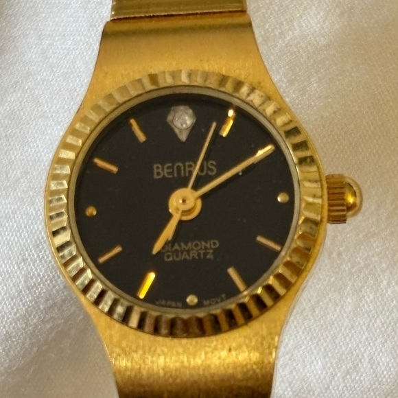Luxurious Vintage color Gold Women\'s Watch with Black Dial